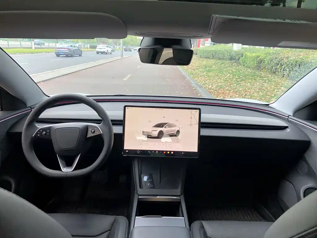 Tesla Model 3 — миниатюра 7