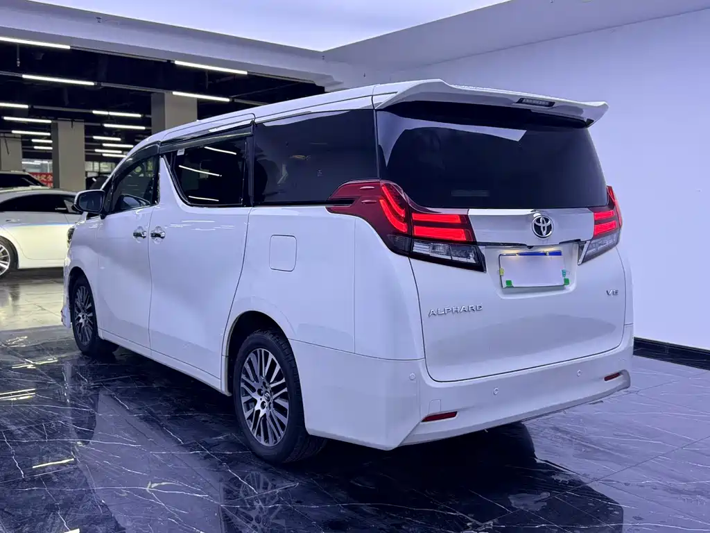 Toyota Alphard — миниатюра 17
