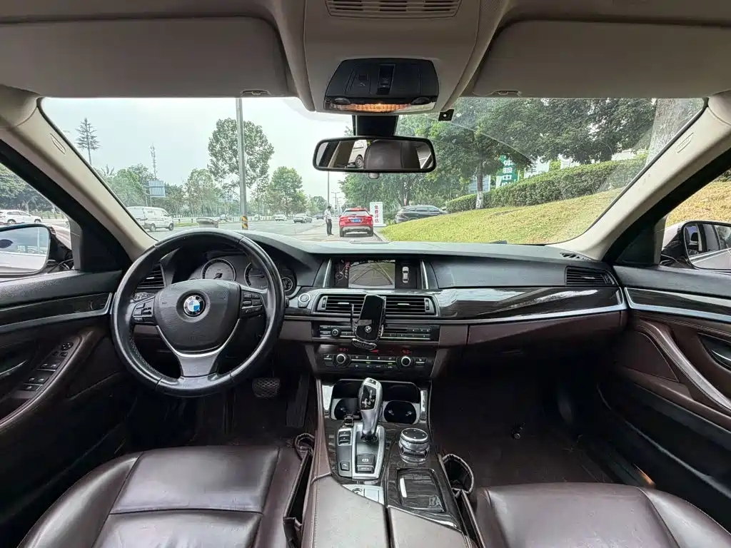 BMW 5 Series — миниатюра 13