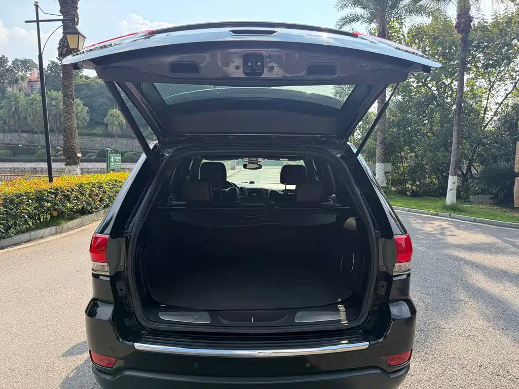 Jeep Grand Cherokee (Import) — миниатюра 13