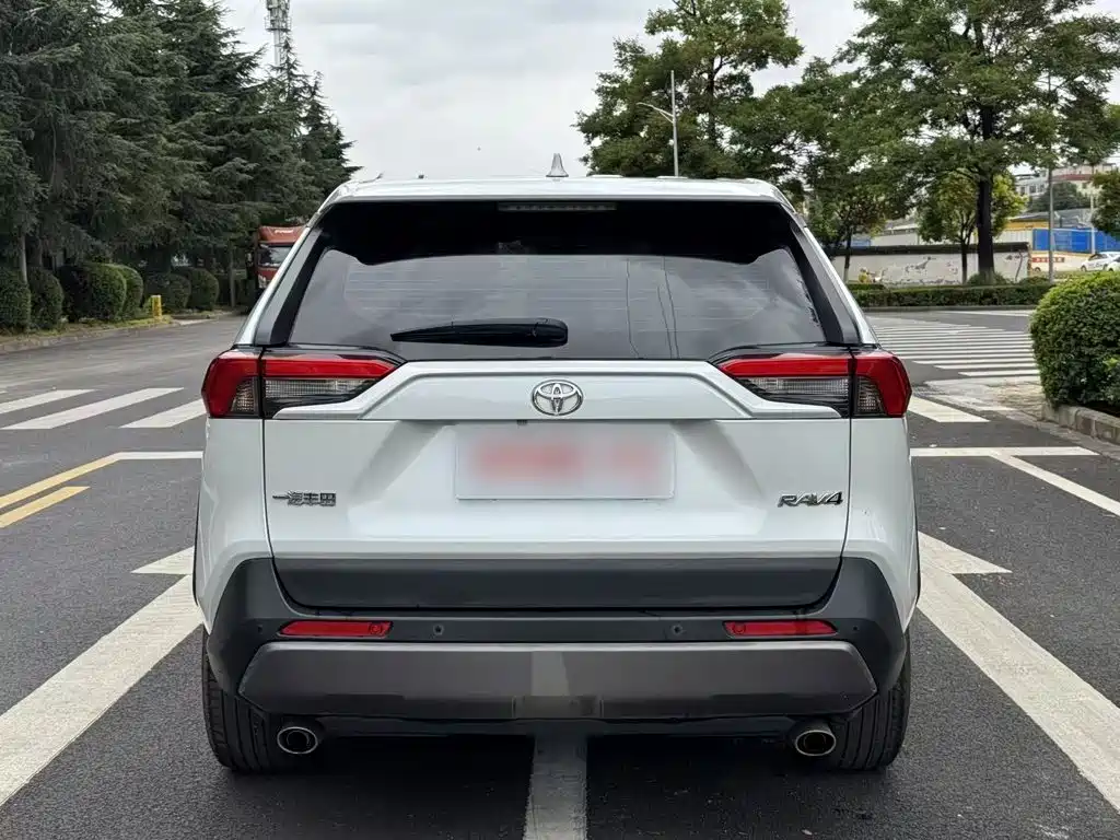 Toyota RAV4 — миниатюра 10