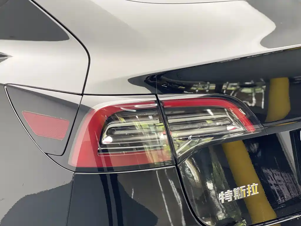 Tesla Model 3 — миниатюра 7