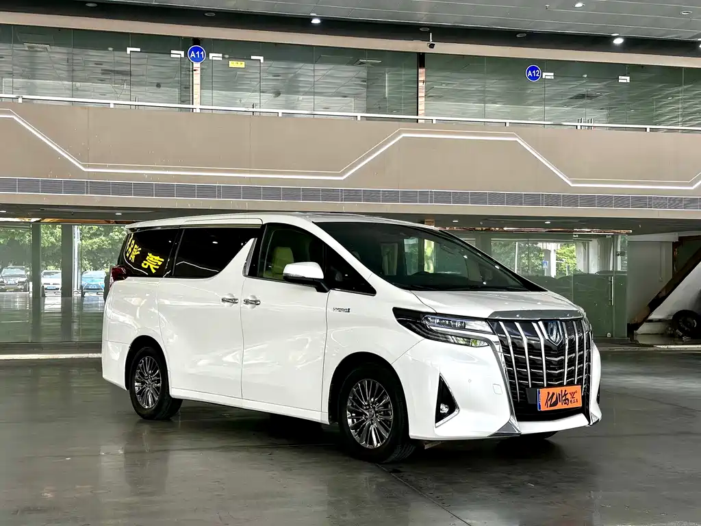 Toyota Alphard — миниатюра 3