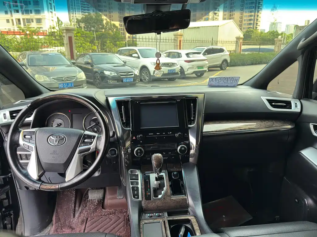 Toyota Alphard — миниатюра 7