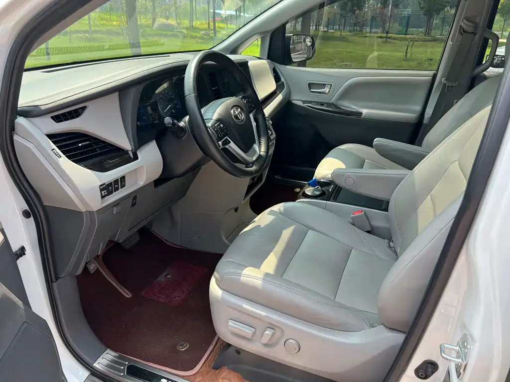 Toyota Sienna — миниатюра 11