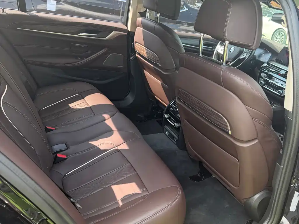 BMW 5 Series — миниатюра 5