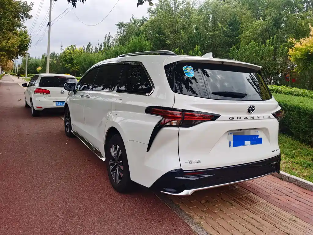 Toyota Granvia — миниатюра 5