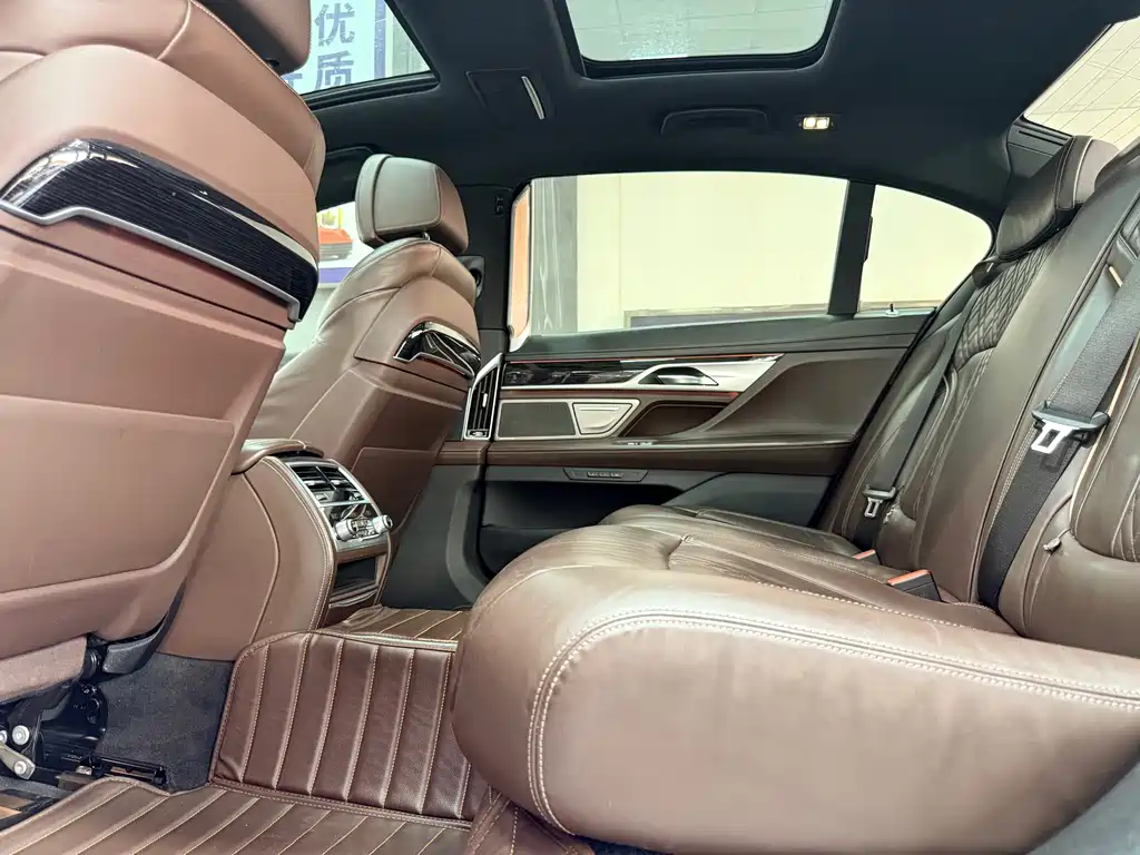 BMW 7 Series — миниатюра 6