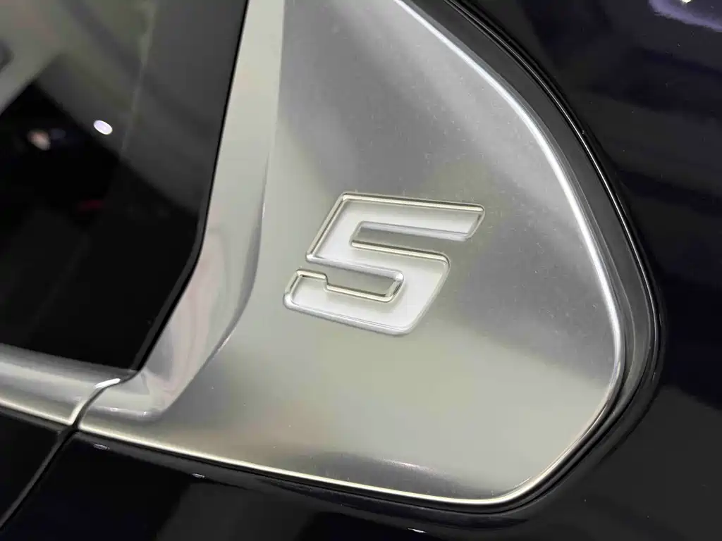 BMW 5 Series — миниатюра 11