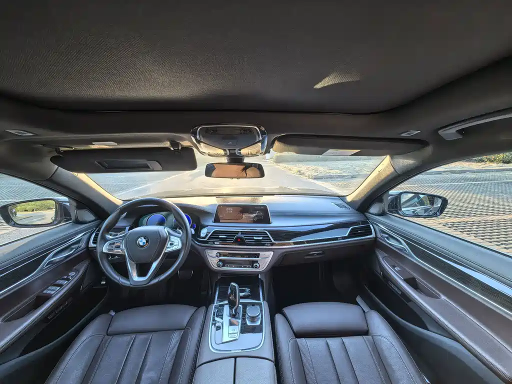 BMW 7 Series — миниатюра 22