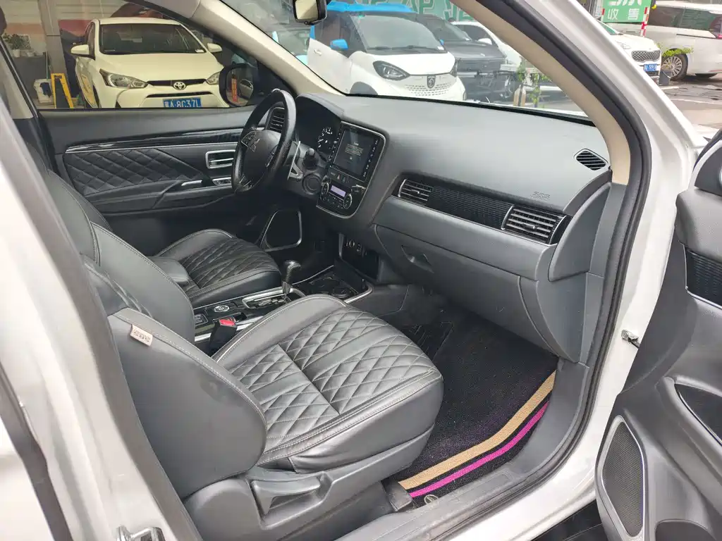 Mitsubishi Outlander — миниатюра 12
