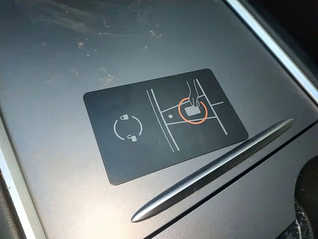Tesla Model Y — миниатюра 9