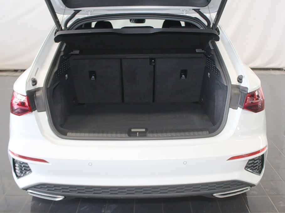 Audi A3 1.4 л 2023 г. Белый, пробег 8900 км