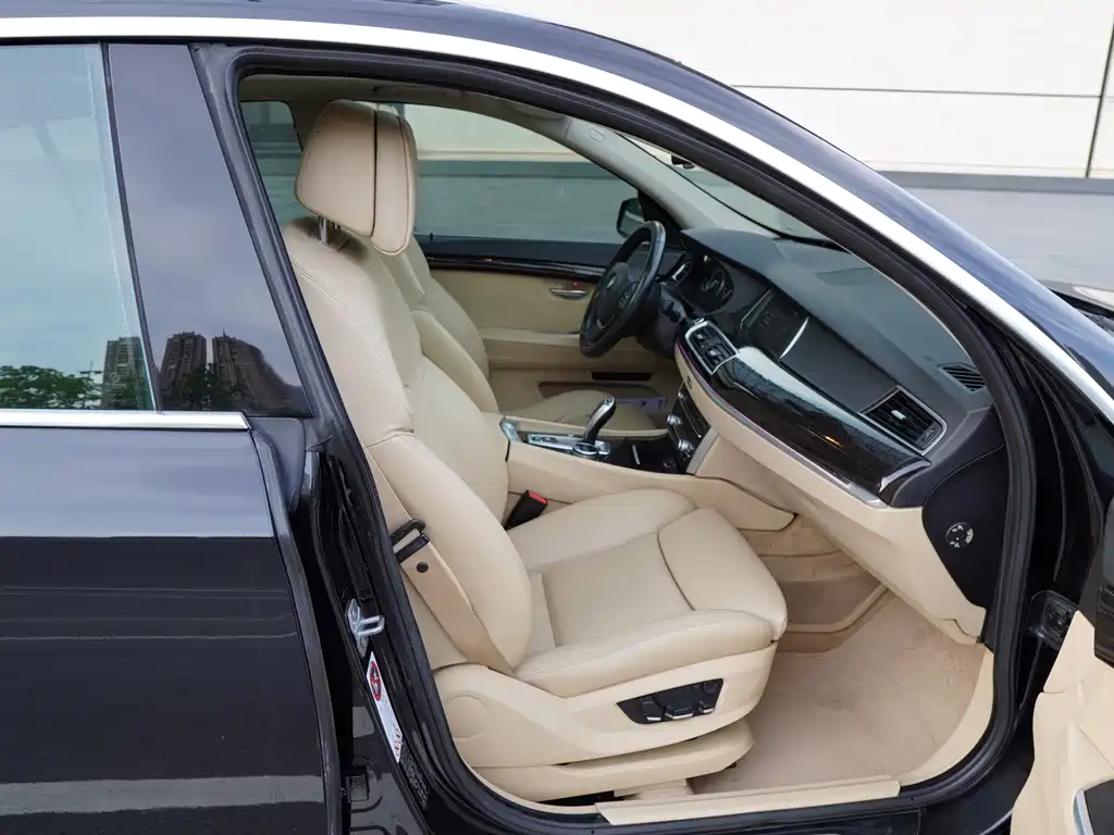 BMW 5 Series GT 535i Leading Type, фото 15