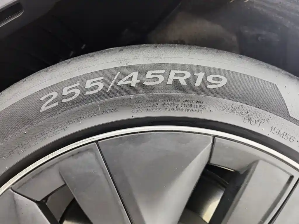 Tesla Model Y — миниатюра 24