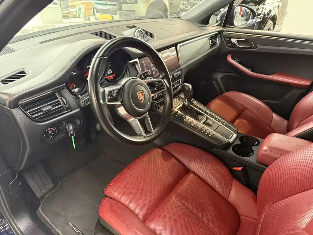 PORSCHE MACAN
