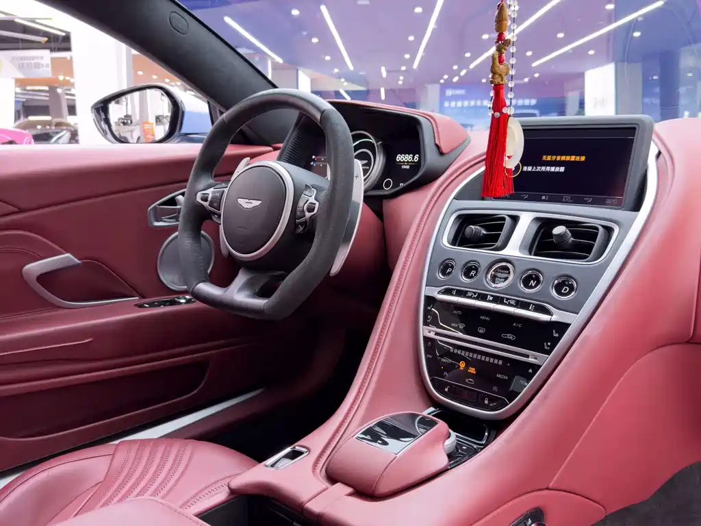 Aston Martin DB11 — миниатюра 15