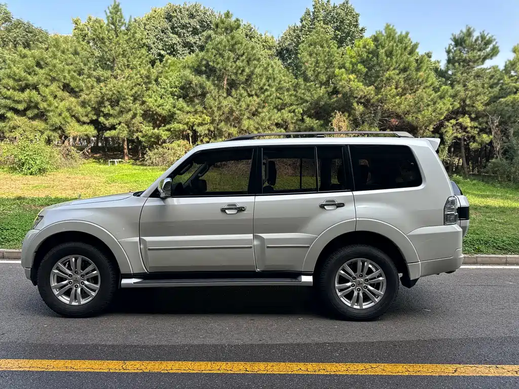 Mitsubishi Pajero (Import) — миниатюра 8