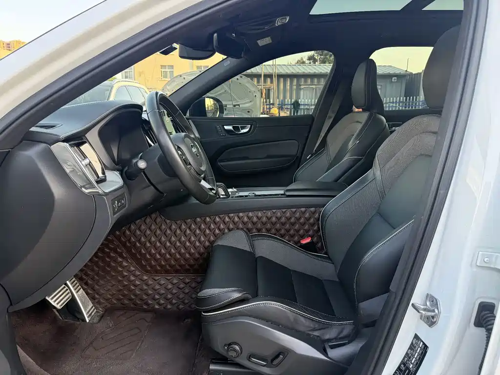 Volvo XC60 PHEV — миниатюра 4