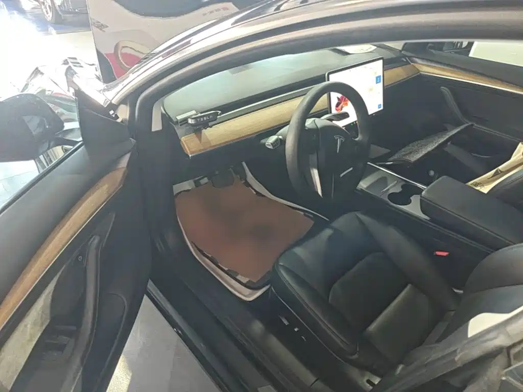 Tesla Model 3 — миниатюра 21