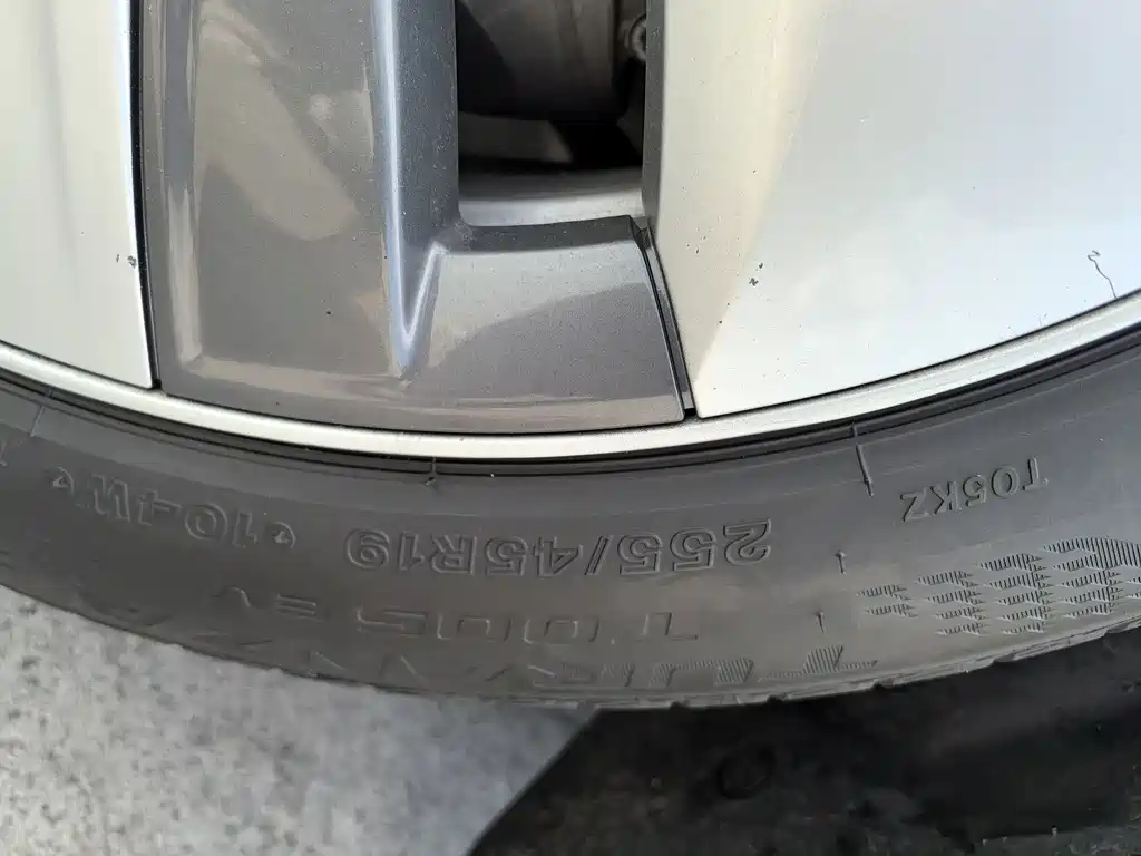 Tesla Model Y — миниатюра 9