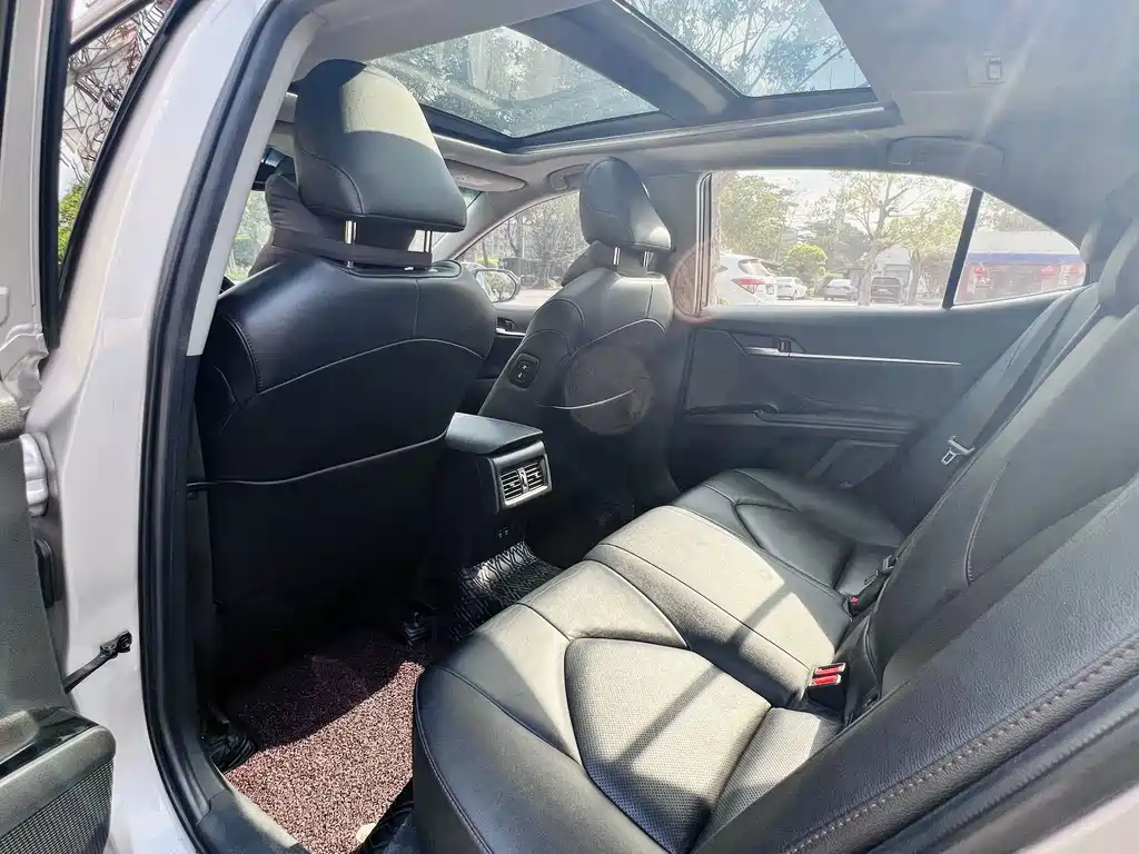 Toyota Camry — миниатюра 10