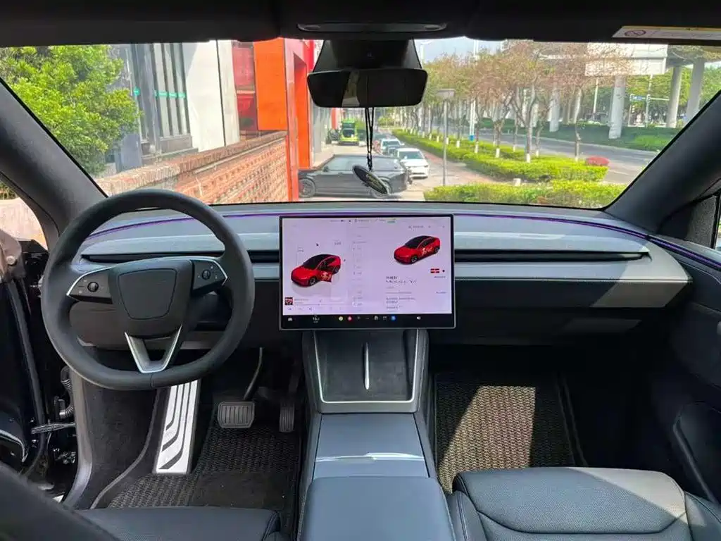 Tesla Model Y L — миниатюра 3