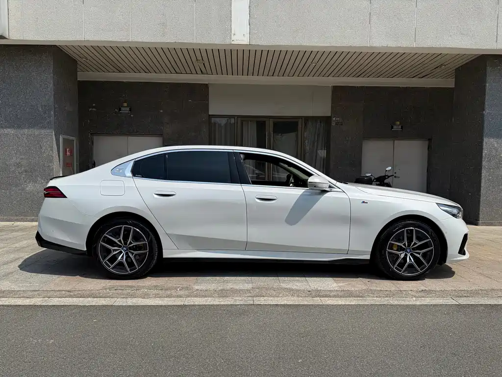 BMW i5 — миниатюра 5