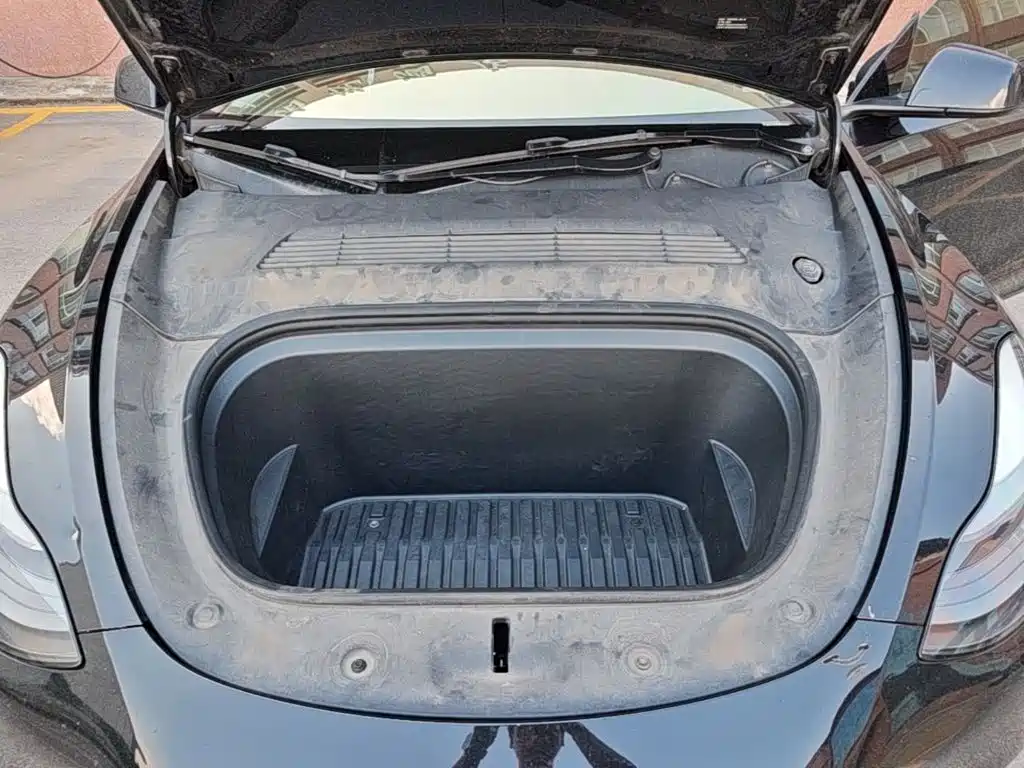 Tesla Model Y — миниатюра 20