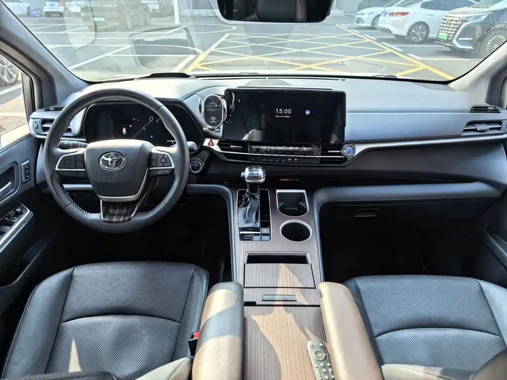 Toyota Granvia — миниатюра 9