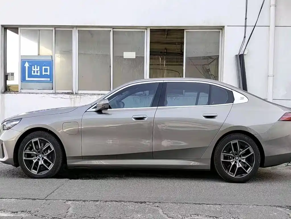 BMW i5 — миниатюра 4