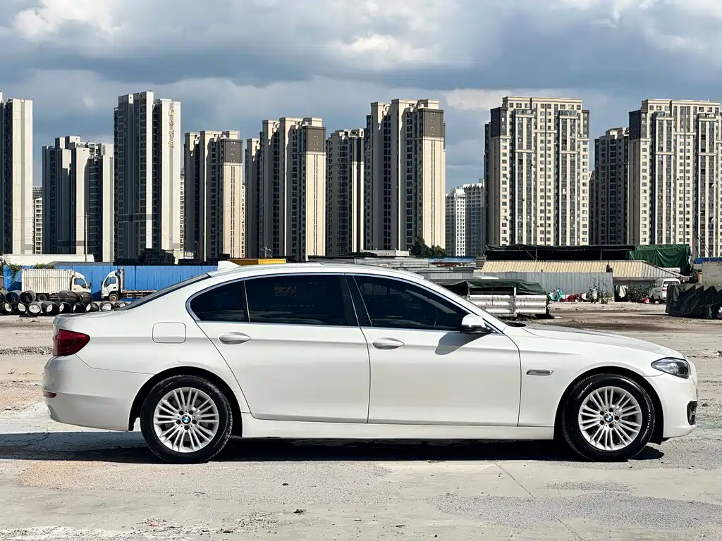 BMW 5 Series — миниатюра 7
