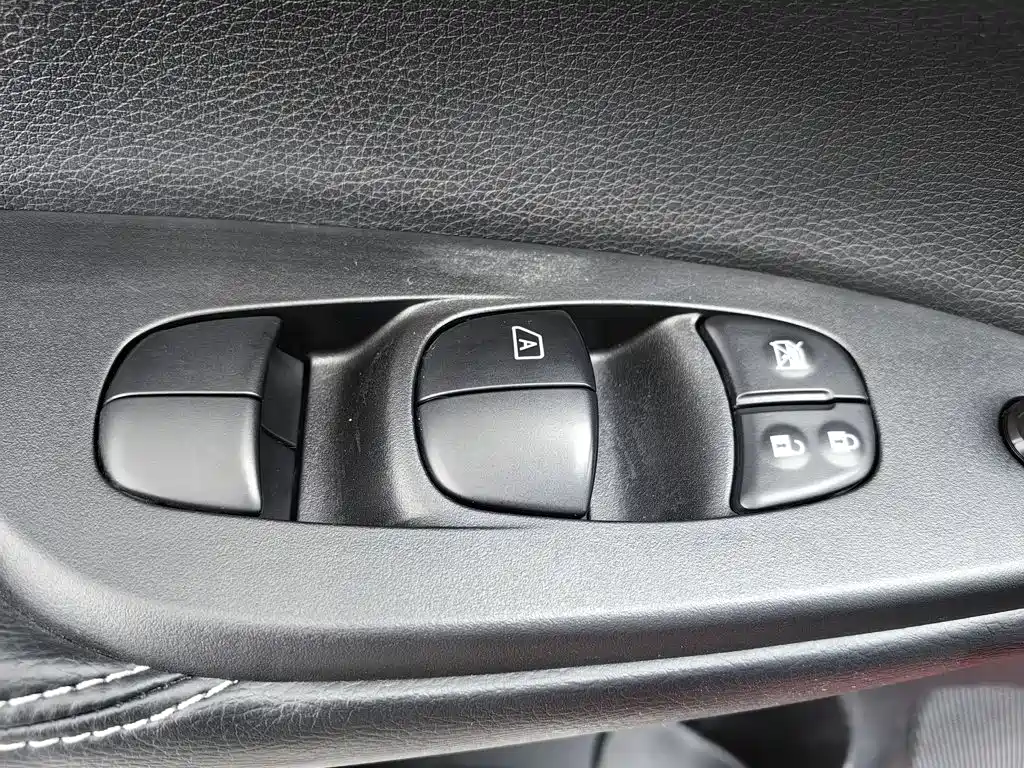 Nissan Tiida — миниатюра 9