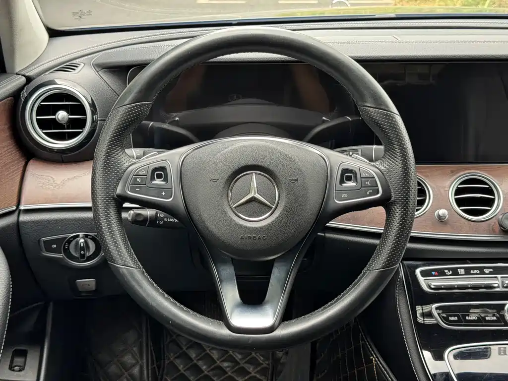 Mercedes-Benz E-Class — миниатюра 11
