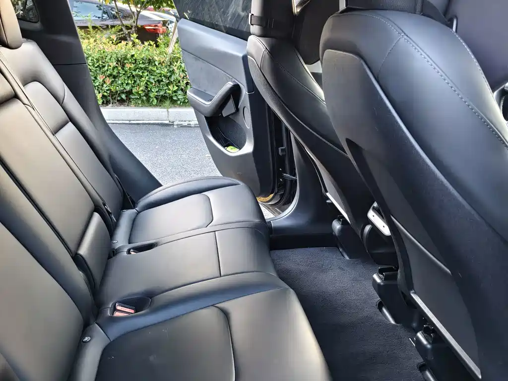 Tesla Model Y — миниатюра 10