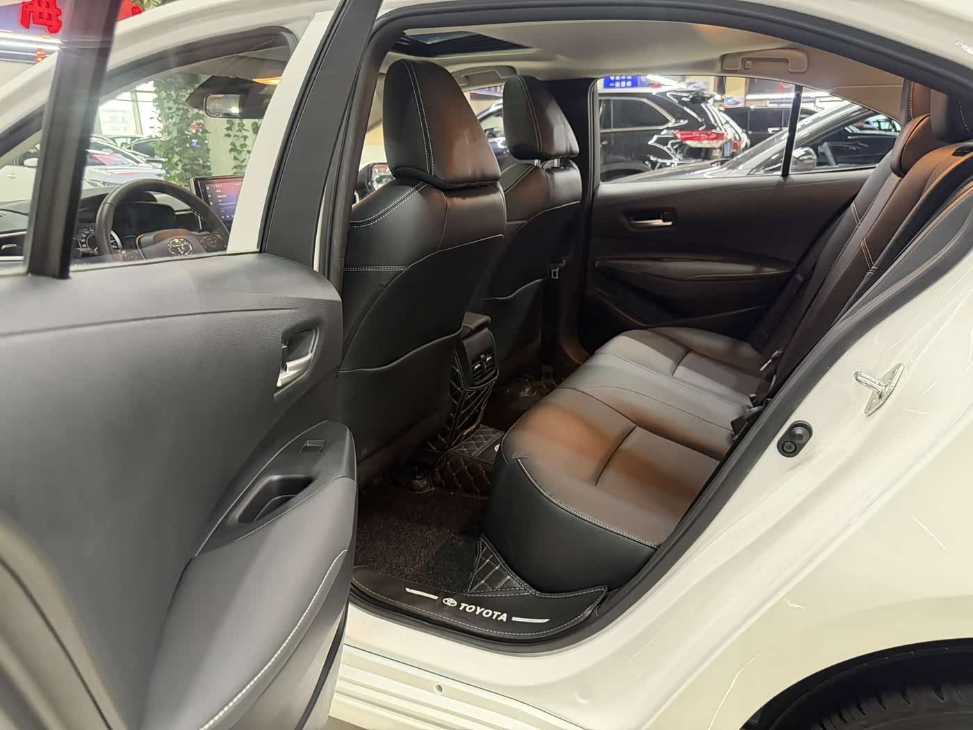 Toyota Corolla 1.2 л 2022 г. Белый, пробег 8600 км