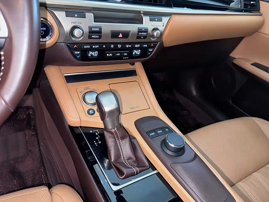 Lexus ES — миниатюра 11