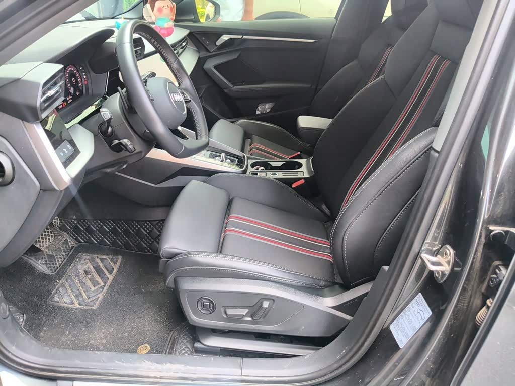 Audi A3 1.4 л 2023 г. Серебристо-серый, пробег 21900 км