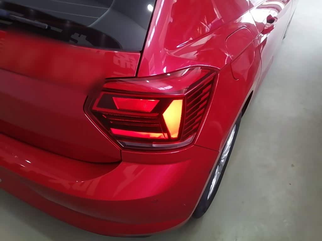 Volkswagen Polo 1.5 л 2023 г. красный/фиолетовый, пробег 6000 км