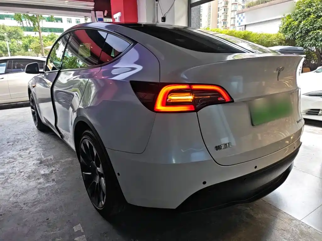 Tesla Model Y — миниатюра 5