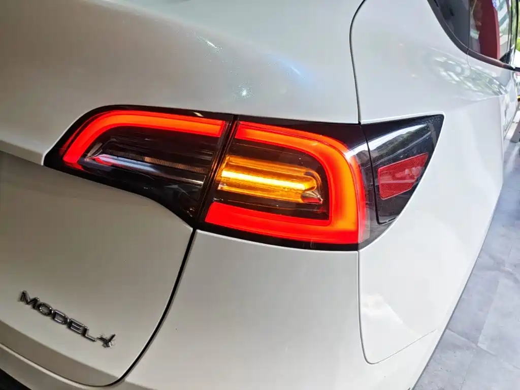Tesla Model Y — миниатюра 8