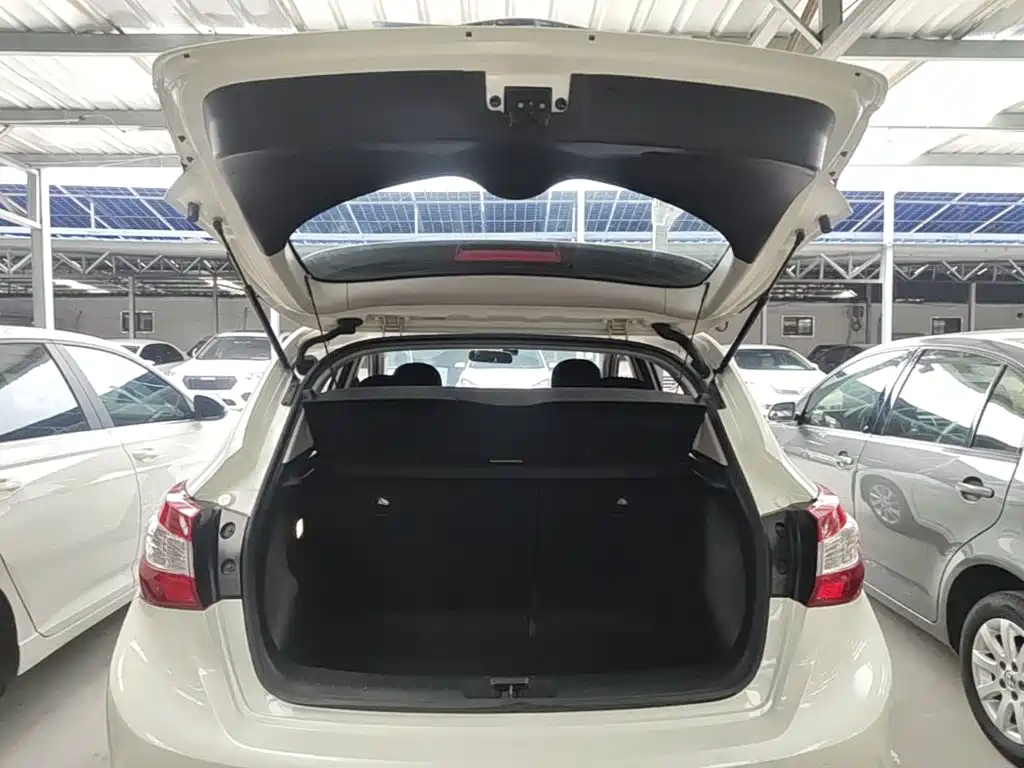 Nissan Tiida — миниатюра 15