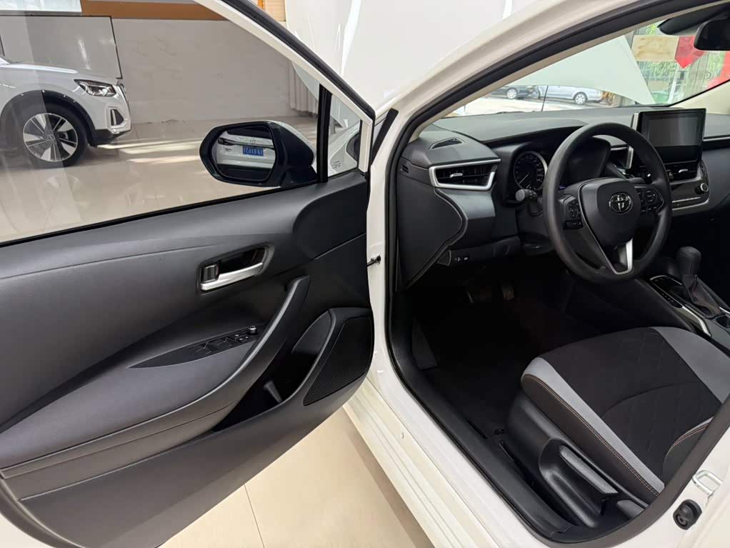 Toyota Corolla 1.2 л 2023 г. Белый, пробег 18000 км