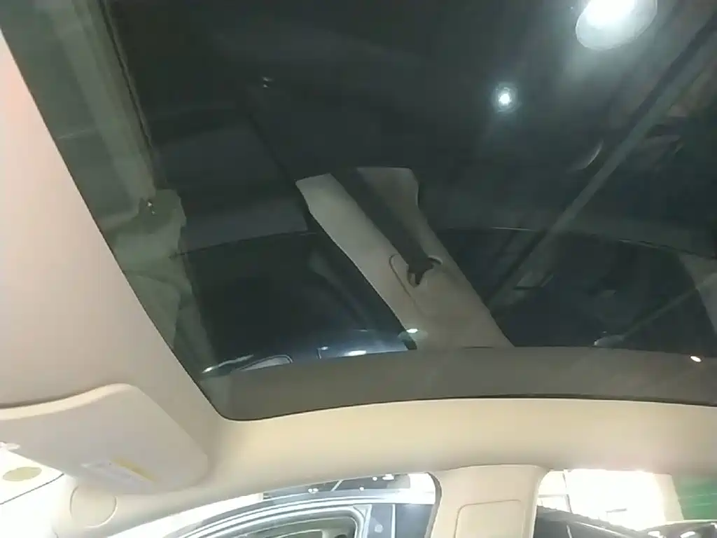 Tesla Model Y — миниатюра 18