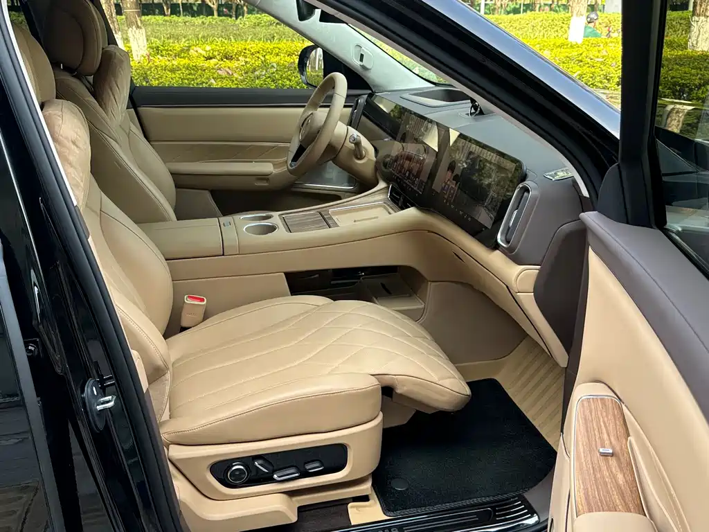 AITO ASK THE WORLD M8