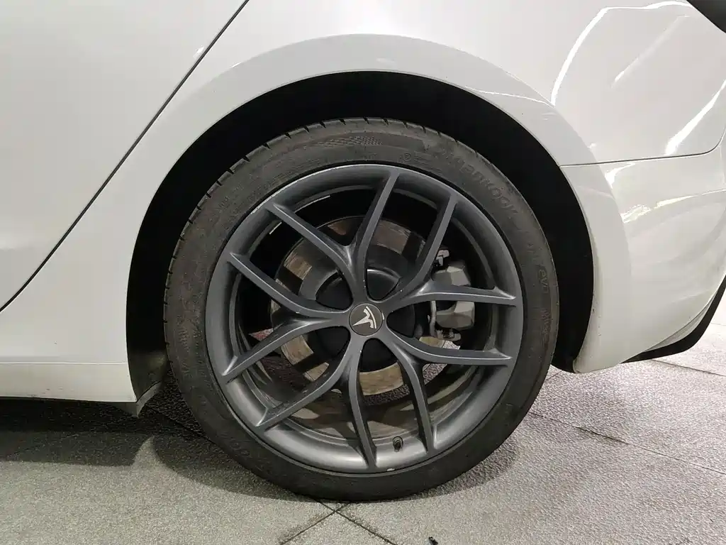 Tesla Model 3 — миниатюра 16