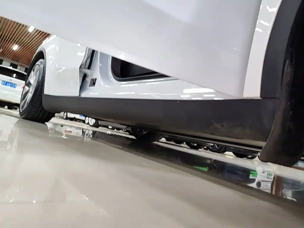 Tesla Model Y — миниатюра 21