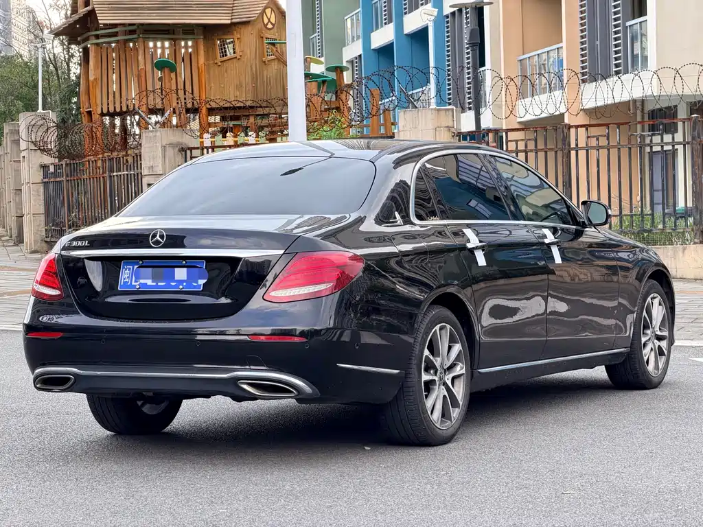 Mercedes-Benz E-Class — миниатюра 8
