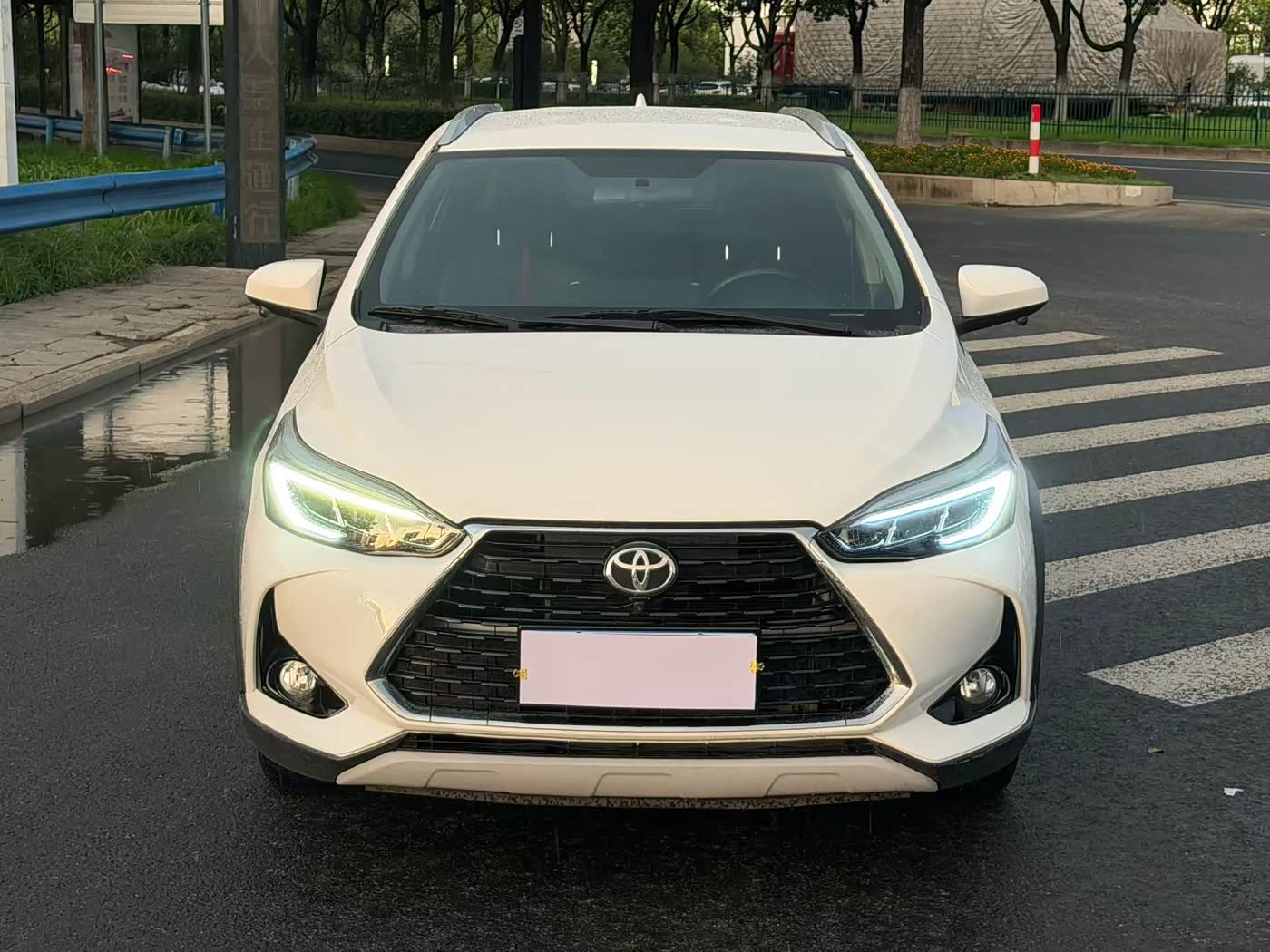 Toyota YARiS L Zhi Xuan 1.5 л 2022 г. Белый, пробег 30000 км