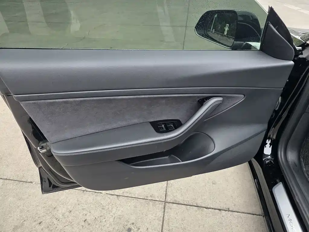 Tesla Model 3 — миниатюра 8